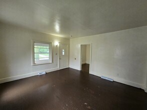 820 Logan Ave in Waterloo, IA - Building Photo - Building Photo