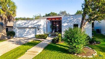 33 Laurel Trail in New Braunfels, TX - Building Photo