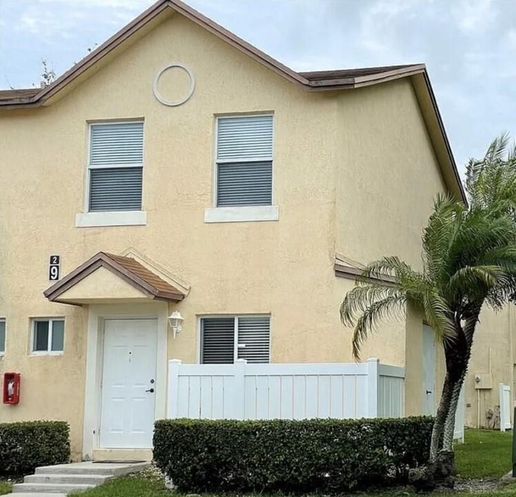 6619 Winfield Blvd in Margate, FL - Building Photo