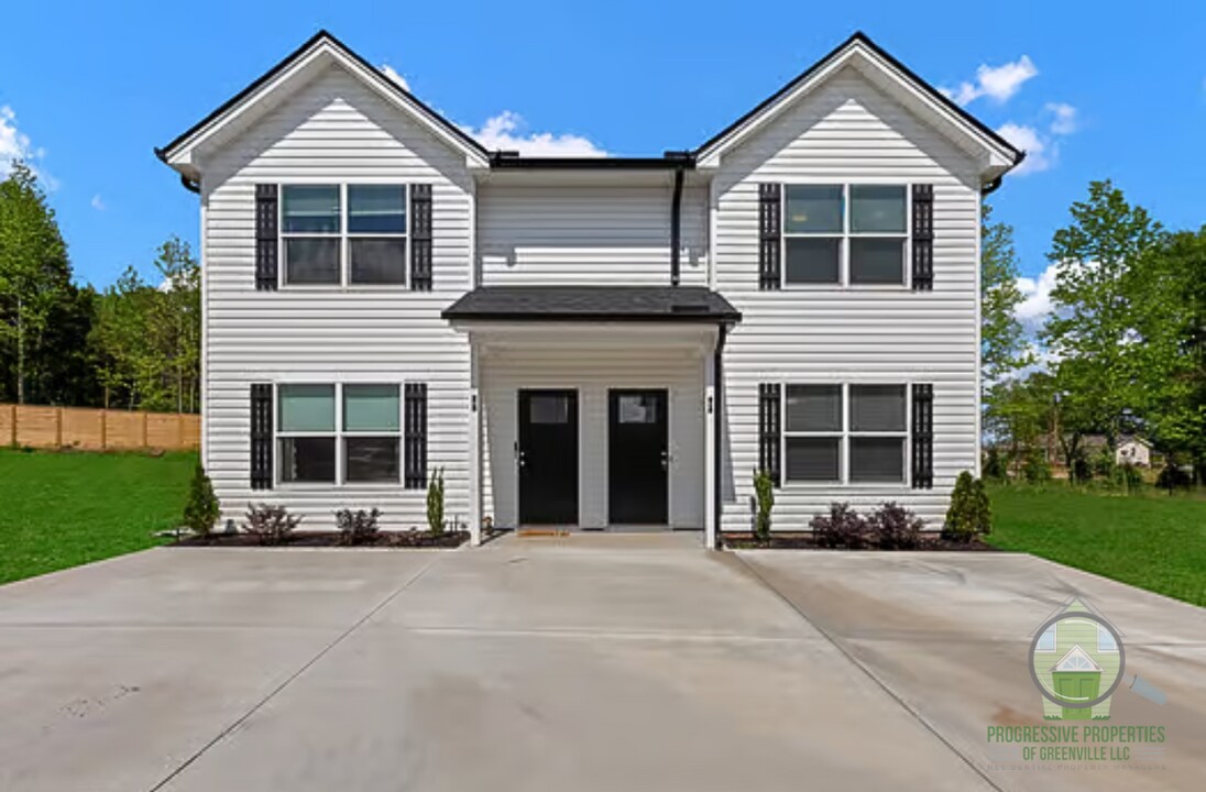 37 Wofford Rd in Taylors, SC - Building Photo
