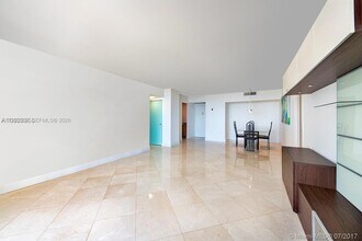 20505 E Country Club Dr, Unit 935 in Aventura, FL - Building Photo - Building Photo