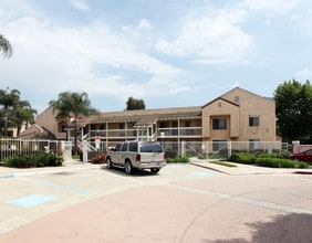 La Verne Senior Apartments in La Verne, CA - Foto de edificio - Building Photo