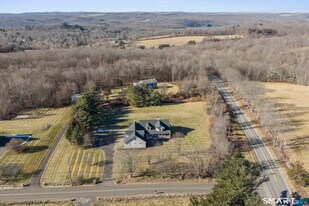 7 Lower County Rd in Roxbury, CT - Building Photo