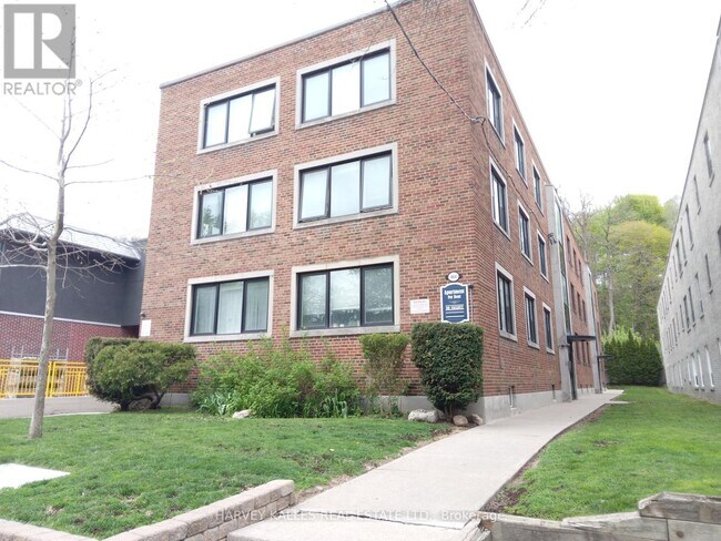 464-464 Summerhill Ave