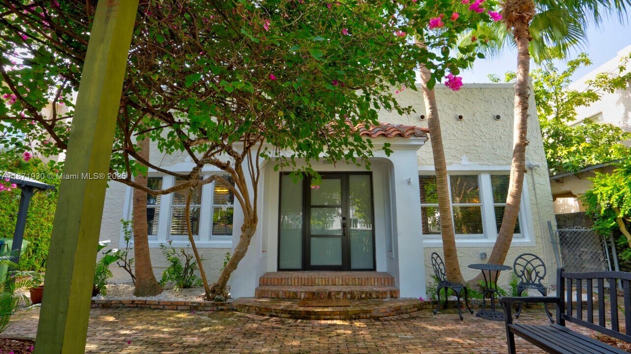 1676 SW 11th St in Miami, FL - Building Photo