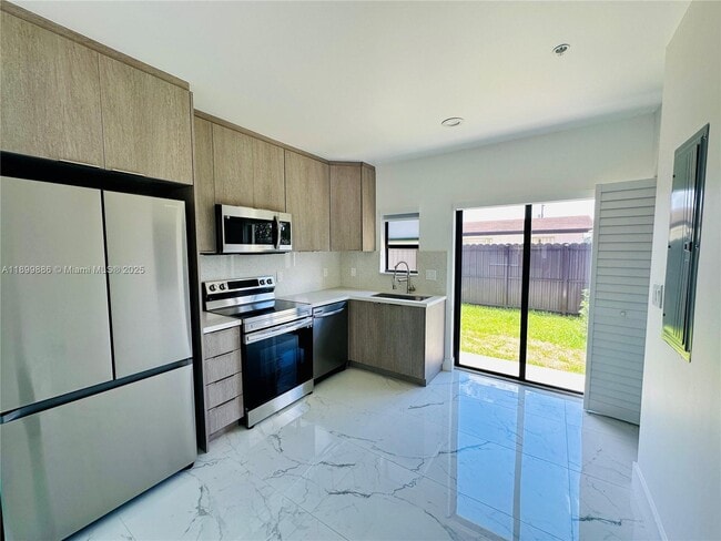19245 NW 37th Ave in Miami Gardens, FL - Building Photo - Building Photo