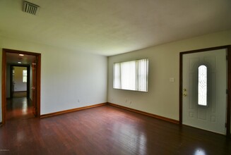 2101 Maple Leaf Dr E in Jacksonville, FL - Building Photo - Building Photo