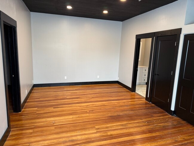 132 E Maple Ave, Unit Upstairs in Manlius, IL - Foto de edificio - Building Photo