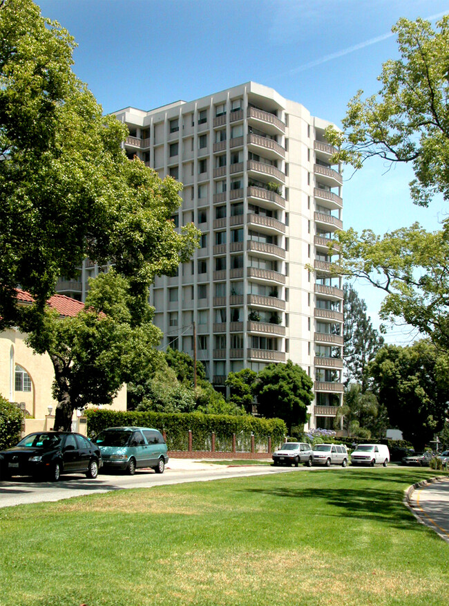 Los Feliz Towers West in Los Angeles, CA - Foto de edificio - Building Photo