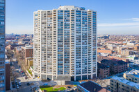 Lake Park Plaza in Chicago, IL - Building Photo - Building Photo