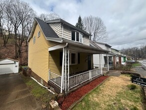 210 Provost Rd in Pittsburgh, PA - Building Photo - Building Photo
