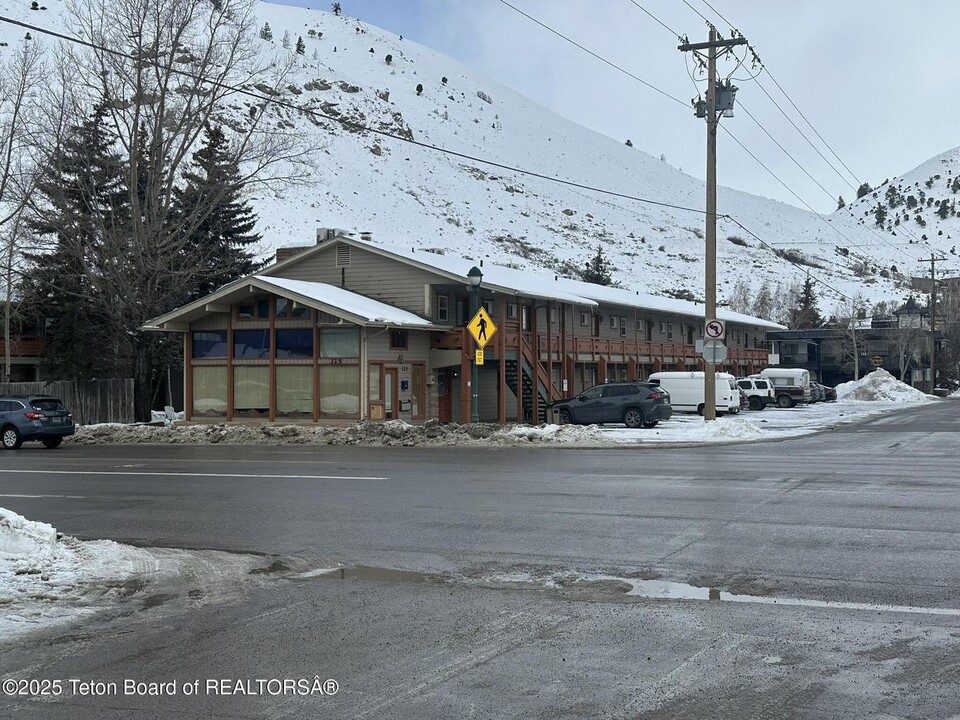 325-335 W Broadway Ave in Jackson, WY - Building Photo