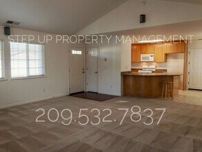 18012 Clouds Rest Rd in Soulsbyville, CA - Building Photo - Building Photo