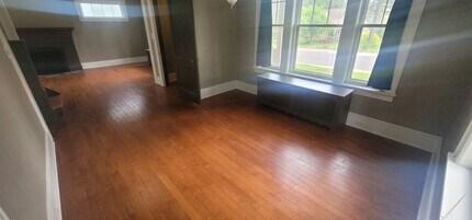 327 W Arrowhead Rd in Duluth, MN - Building Photo - Building Photo