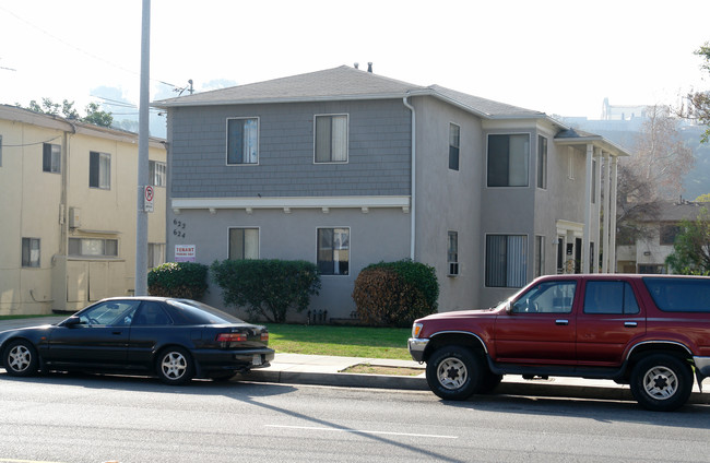 622 E Chevy Chase Dr in Glendale, CA - Foto de edificio - Building Photo