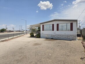 220 Hopi Ln in Henderson, NV - Building Photo - Building Photo