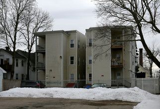 21 Highland St in Brockton, MA - Foto de edificio - Building Photo