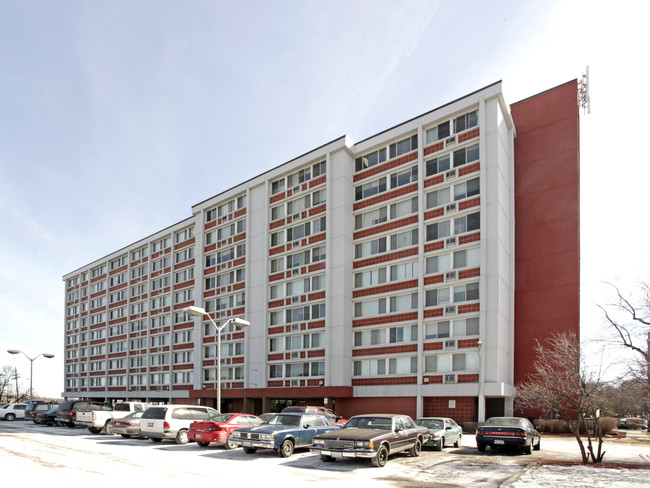 Buena Vista Towers in Elgin, IL - Building Photo - Building Photo