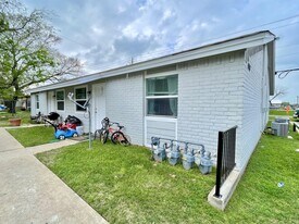 1900 Finfeather Rd in Bryan, TX - Building Photo