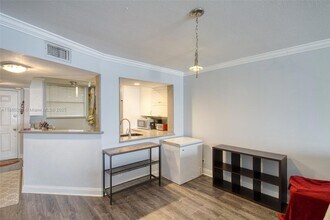 115 Lake Emerald Dr, Unit 306 in Oakland Park, FL - Building Photo - Building Photo