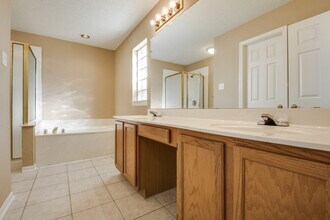 2085 Cameo Dr in Lewisville, TX - Foto de edificio - Building Photo