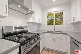 1252 N Crescent Heights Blvd in West Hollywood, CA - Building Photo