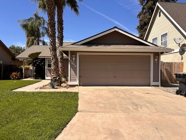 1043 N Parkwood Ct in Visalia, CA - Building Photo - Building Photo