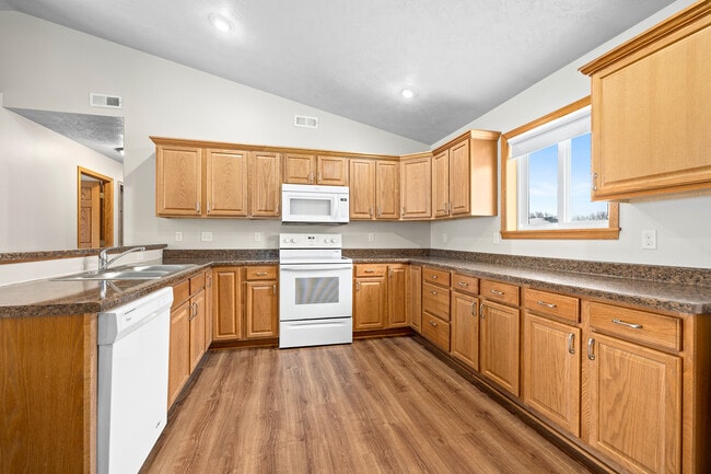 Fifth Street Apartments & Townhouses in Hartford, SD - Building Photo - Building Photo