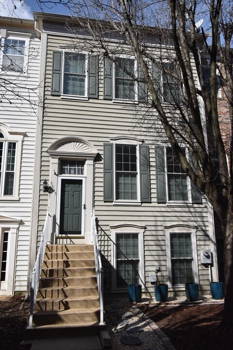 6005 Ricketts Walk in Alexandria, VA - Building Photo