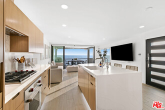 20466 PACIFIC COAST Hwy in Malibu, CA - Building Photo - Building Photo