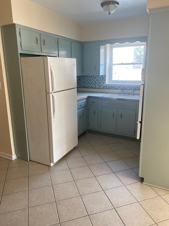 1560 Hutchinson River Pky, Unit Second Floor in Bronx, NY - Foto de edificio - Building Photo