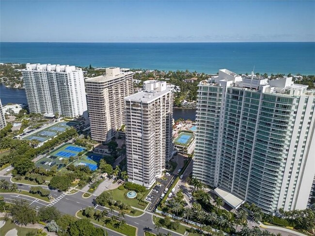 20185 E Country Club Dr in Miami, FL - Building Photo - Building Photo