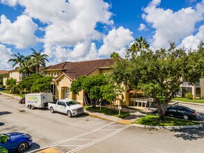 Pinehurst Club in Hollywood, FL - Building Photo - Building Photo