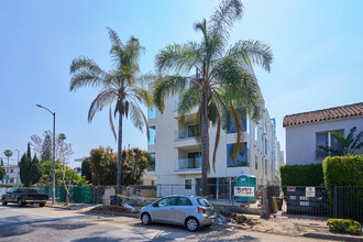 5814 La Mirada Ave in Los Angeles, CA - Building Photo - Building Photo