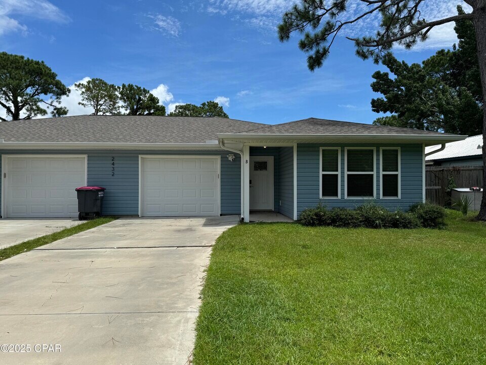 2432 Valley Oak Ct in Panama City, FL - Foto de edificio
