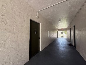 7911 SW 104th St in Miami, FL - Building Photo - Building Photo