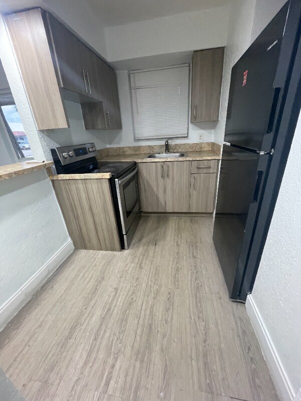 2160 NW 29th St in Oakland Park, FL - Building Photo - Building Photo