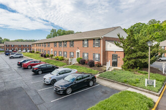 Colonial Pines in Williamsburg, VA - Building Photo - Building Photo