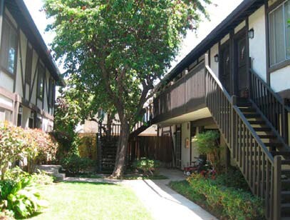Victoria Pines Apartments in Costa Mesa, CA - Foto de edificio - Building Photo