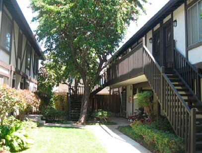 Victoria Pines Apartments in Costa Mesa, CA - Building Photo - Building Photo