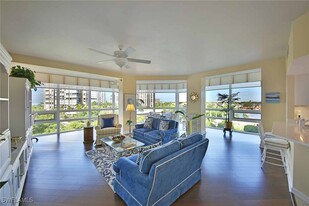 4255 Gulf Shore Blvd N in Naples, FL - Foto de edificio - Building Photo