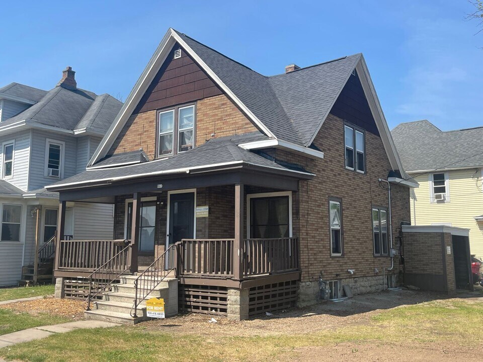 861 Cherry St in Oshkosh, WI - Building Photo