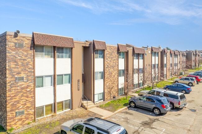 Ridgeview Apartments in Burnsville, MN - Building Photo - Building Photo
