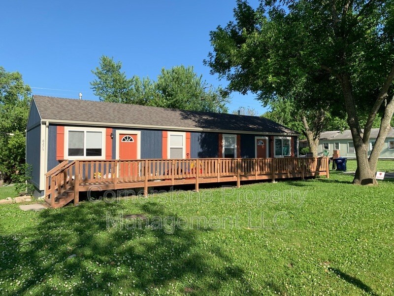 8275 Center Dr in De Soto, KS - Building Photo