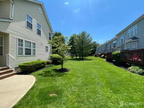 92 Amy Dr in North Brunswick, NJ - Building Photo - Building Photo
