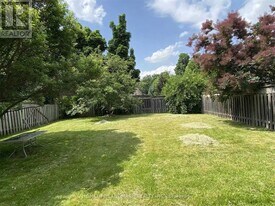 1593 Parish Ln in Oakville, ON - Building Photo