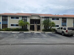 1484 Lake Crystal Dr in West Palm Beach, FL - Building Photo - Building Photo