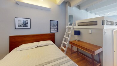 12 Stoneholm St, Unit 511 in Boston, MA - Foto de edificio - Building Photo