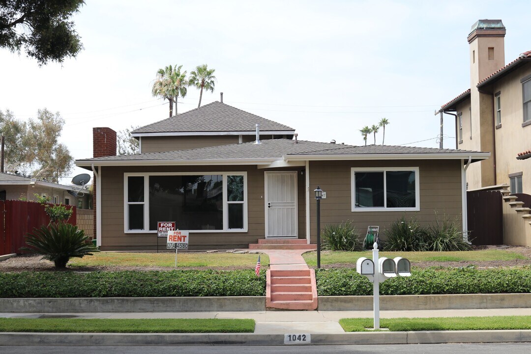 1042 13th St in Huntington Beach, CA - Building Photo