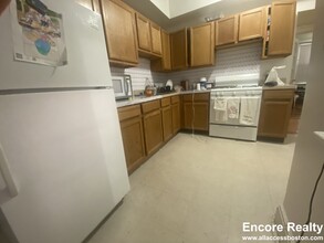 1786 Beacon St, Unit 1A in Brookline, MA - Foto de edificio - Building Photo